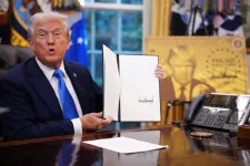 Trump egy vagyont kér a cégektől, ha jól képzett külföldieket akarnak foglalkoztatni