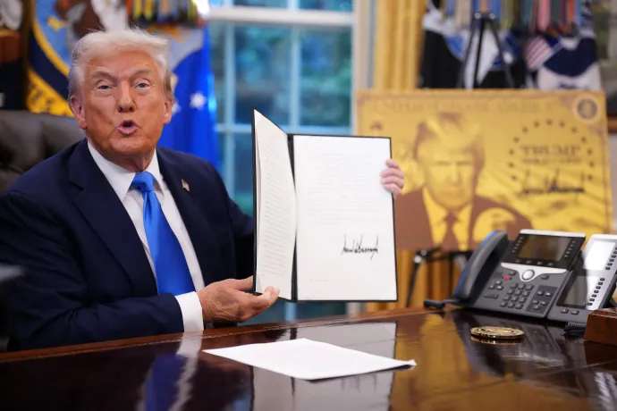 Donald Trump az aláírt elnöki rendelettel, a háttérben az aranykártya nagyított mása – Fotó: Andrew Harnik / 2025 Getty Images