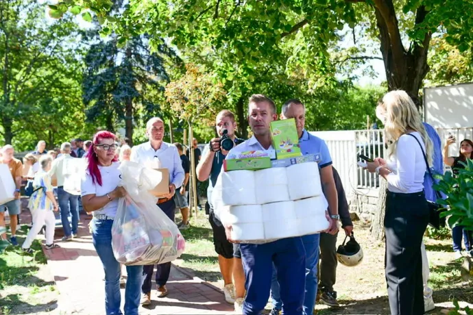 Magyar Péter: 86 kórházba eljuttattuk a 20 millió forint értékű adományokat