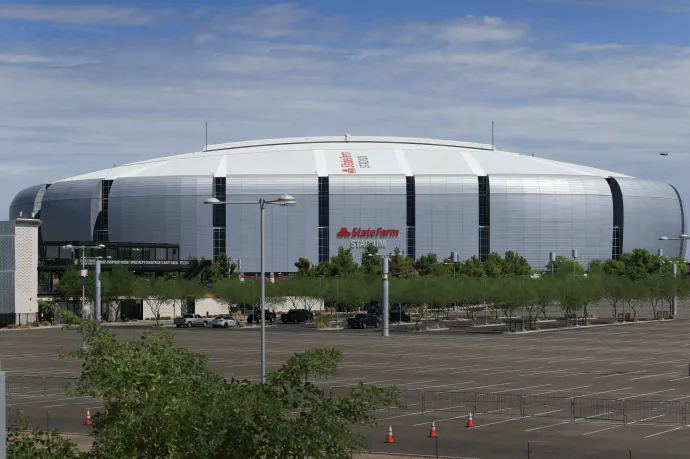 Magát rendőrnek kiadó fegyverest vettek őrizetbe Charlie Kirk hétvégi búcsúztatásának helyszínén