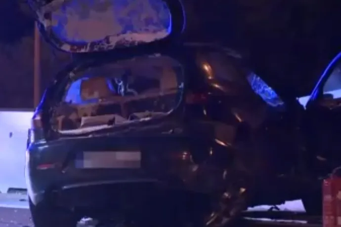 Meghalt a 23 éves sofőr, miután kisbusszal ütközött az M3-ason