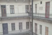 Leszakadt a klíma a menekülő betörő alatt, életveszélyesen megsérült