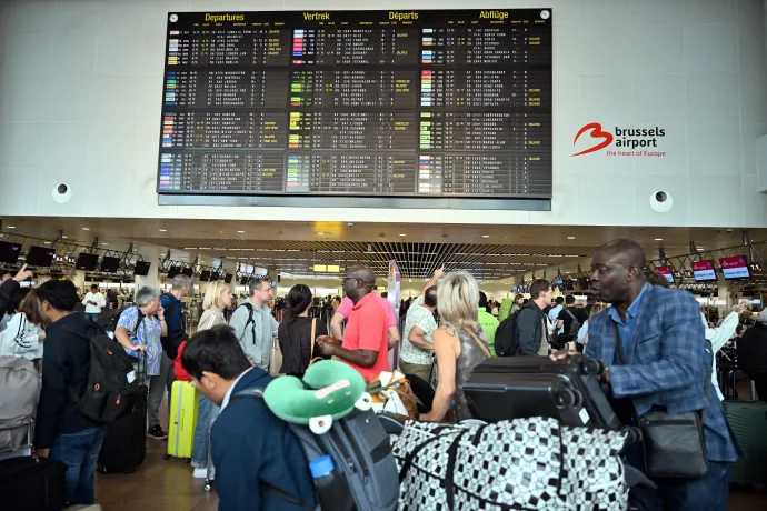 Várakozó utasok a brüsszeli Zaventem nemzetközi repülőtéren 2025. szeptember 20-án, szombaton – Fotó: Dursun Aydemir / AFP