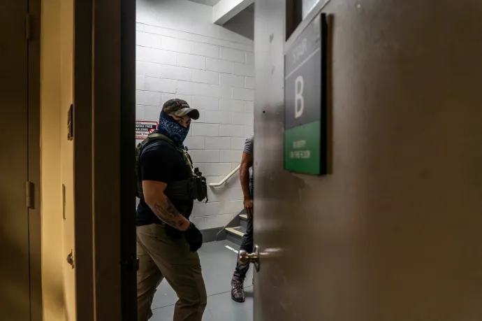 A bevándorlókat érintő razziák után Kalifornia betiltotta a maszkviselést a hatóságok számára