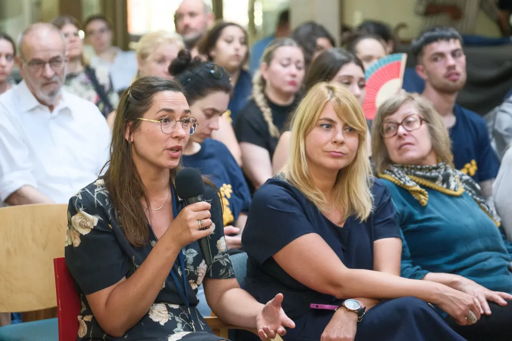 Anna Mirga-Kruszelnicka (balra) az oświęcimi Nemzetközi Ifjúsági Találkozóközpontban, a túlélőkkel való találkozón – Fotó: Márkos Tamás 