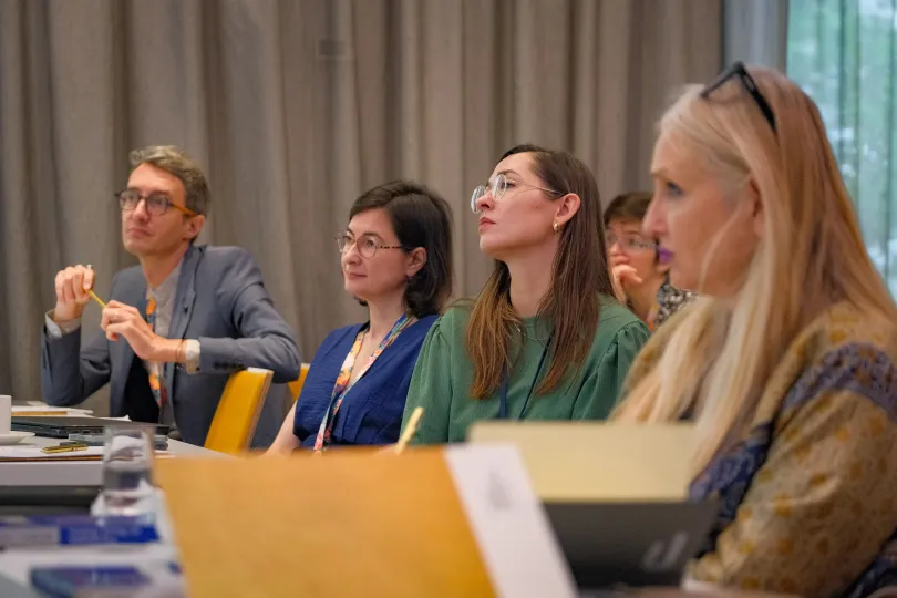 Hélène Martin előadást tart a krakkói képzésen, majd ugyanott Anna Mirga-Kruszelnickával egy másik előadás hallgatása közben – Fotó: Márkos Tamás