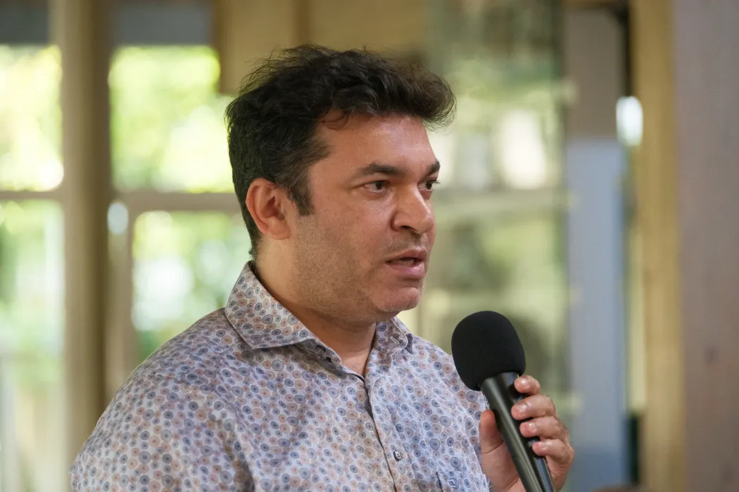 Dr. Jozef Jožko Facuna az oświęcimi ifjúsági központban, a túlélőkkel való beszélgetésen – Fotó: Márkos Tamás