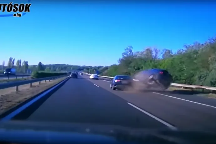Fejtetőn csúszott az ütköző Seat az M7-esen, videóra vették a balesetet