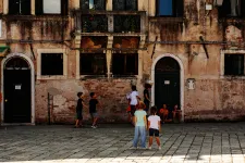 Murano közterén fociztak a kamaszok, a rendőrség megbüntette a szüleiket