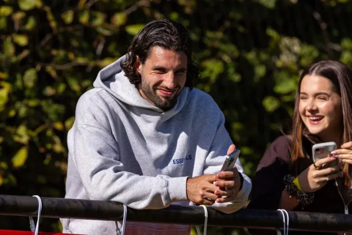 Szoboszlai a lelátón szurkolt Pécsi Árminnak a Liverpool U21-es csapatának bajnokiján