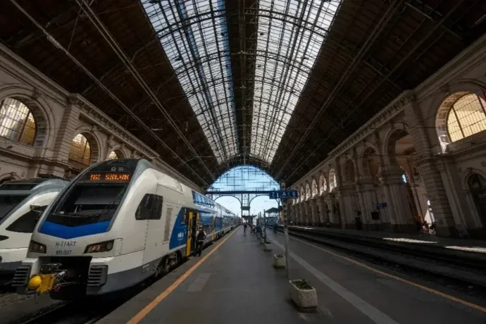 Nem sikerült a „teljes gőzzel üzemelés”, hétfőn is akadozik a forgalom a Keletiben