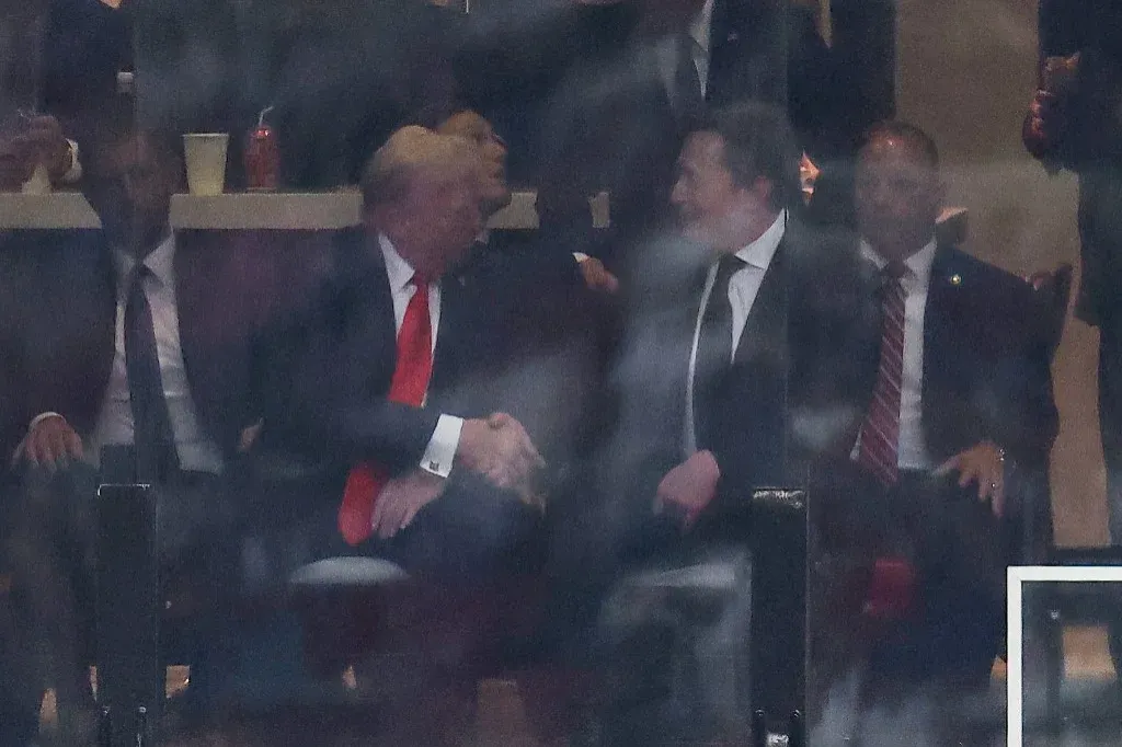 Trump kezet rázott Elon Muskkal, majd térden paskolta Charlie Kirk megemlékezésén – Forrás: Telex.hu