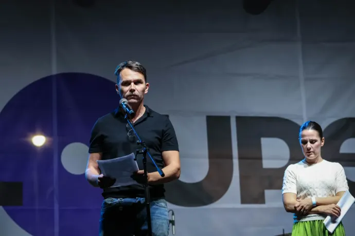 Actor Tamás Lengyel speaking at the protest – Photo: István Huszti / Telex