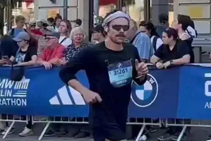 Harry Styles bajuszban és napszemüvegben is három órán belül futja a maratont