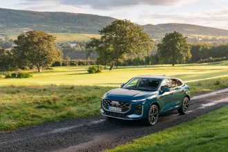 Ilyen vezetni az új Audi Q3-at luxusautókból származó trükkös extrákkal, kézi váltó nélkül