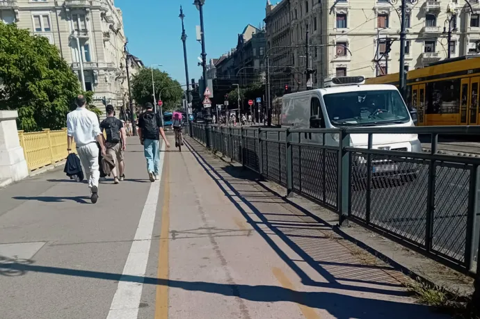 Gergely összetörte magát a fura anyagtól síkos Margit hídi bringaúton, mindenki mossa kezeit