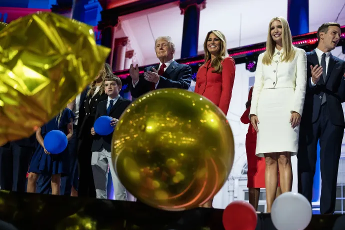 Donald Trump, Melania Trump és Ivanka Trump a republikánus konvenció záróestéjén Milwaukee-ban 2024. július 18-án – Fotó: Tom Williams / CQ-Roll Call / Getty Images