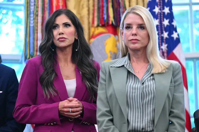 Kristi Noem, az Egyesült Államok belbiztonsági minisztere, és Pam Bondi, az Egyesült Államok főügyésze hallgatják Donald Trump amerikai elnök beszédét, miközben az elnök 2025. szeptember 15-én a Fehér Ház Ovális Irodájában aláírja a Nemzeti Gárda Memphisbe küldéséről szóló rendeletet – Fotó: Saul Loeb / AFP