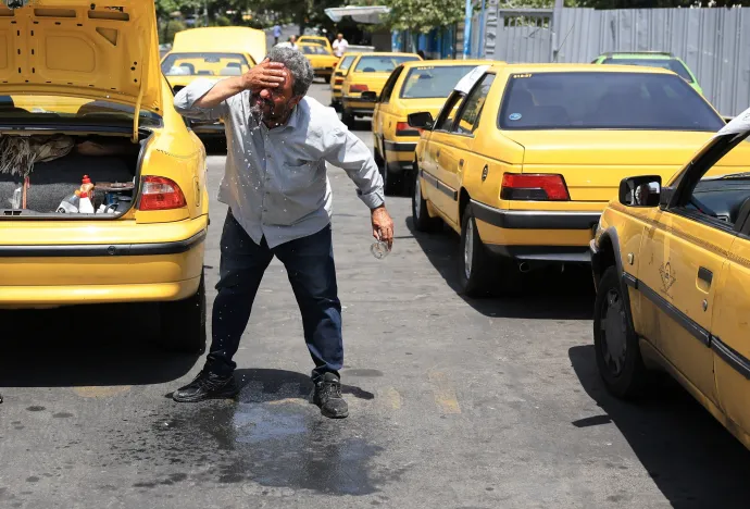 Taxisofőr hűsíti magát Teheránban 2025. július 21-én. A 40 Celsius-fokot meghaladó hőség miatt Teherán tartományban egynapos munkaszünetet rendeltek el július 23-ra, amikor zárva tartanak a középületek és a boltok, a kormány pedig az áram- és vízfogyasztás csökkentésére szólította fel a lakosságot – Fotó: Abedin Taherkenareh / EPA / MTI