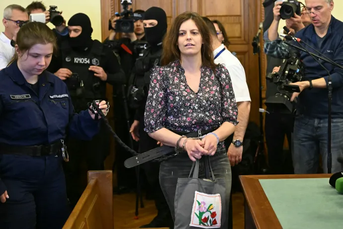 Ilaria Salist vezetőszáron kísérik a tárgyalóterembe 2024. március 28-án Budapesten – Fotó: Kisbenedek Attila / AFP