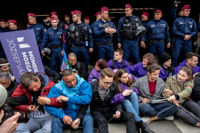 Füstgyertyázás, hídfoglalás és parlamenti blokád miatt felfüggesztették több momentumos képviselő mentelmi jogát