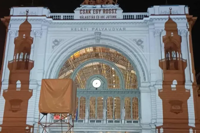 A tíz évvel ezelőtti menekültválságról vetítenek kormánypropagandát a Keleti pályaudvar épületére