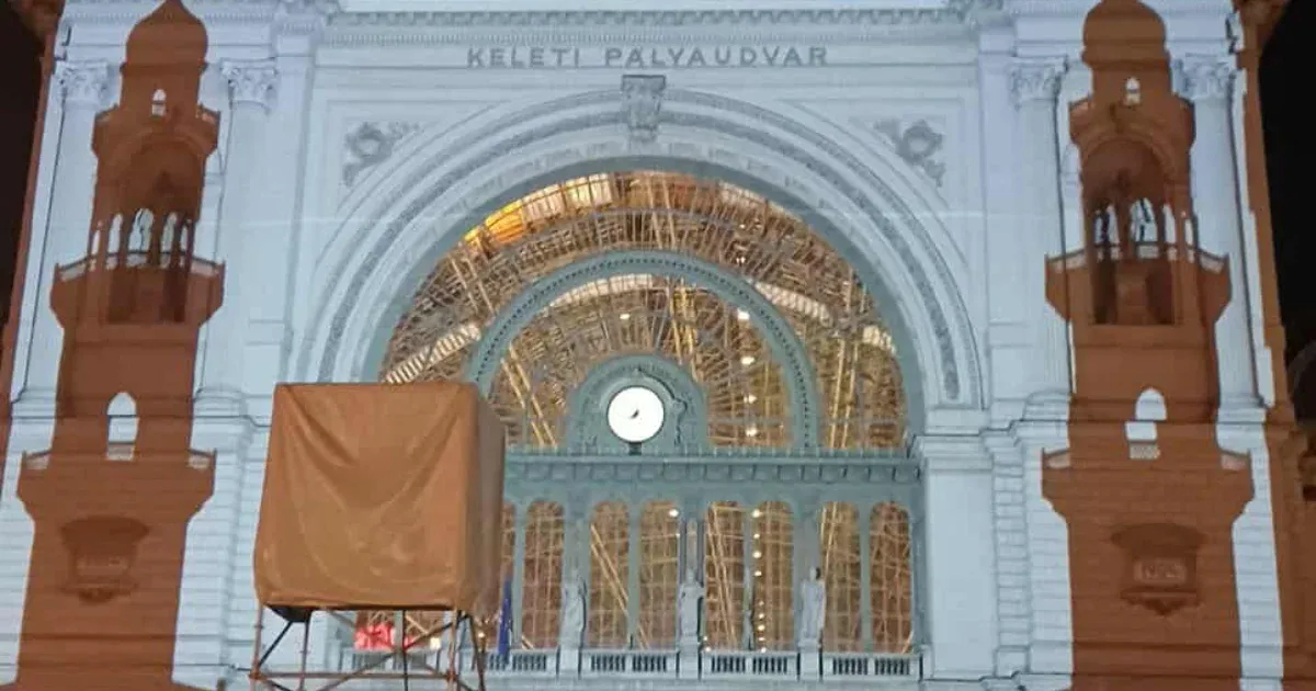 A tíz évvel ezelőtti menekültválságról vetítenek kormánypropagandát a Keleti pályaudvar épületére