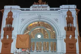 A tíz évvel ezelőtti menekültválságról vetítenek kormánypropagandát a Keleti pályaudvar épületére