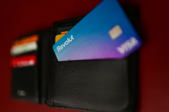 Nem lehet többé ingyenesen készpénzt felvenni az OTP ATM-jeiből külföldi bank által kibocsátott bankkártyával
