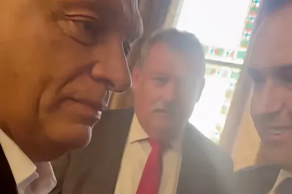 Hadházy megpróbálta megkérdezni Orbántól, miért vannak Hatvanpusztán milliós kádak, a miniszterelnök csak azt hajtogatta, hogy a falu bolondjával nem beszél