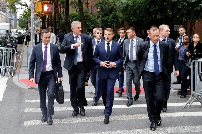 Macron konvoját nem engedték áthaladni Trump karavánja előtt, a francia elnök inkább sétált egyet