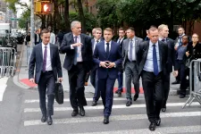 Macron konvoját nem engedték áthaladni Trump karavánja előtt, a francia elnök inkább sétált egyet