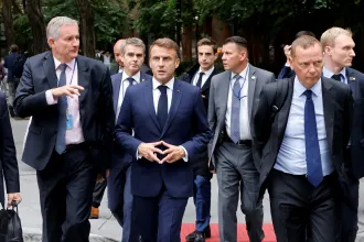 Macron konvoját nem engedték áthaladni Trump karavánja előtt, a francia elnök inkább sétált egyet