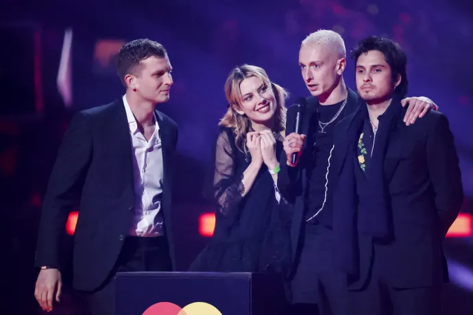 A Wolf Alice zenekar átveszi az év legjobb zenekarának járó díjat a 2022-es BRIT Awards gálán – Fotó: Tolga Akmen / AFP