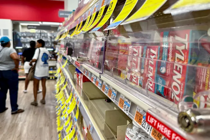 A Tylenol egy gyógyszertárban Washingtonban 2025. szeptember 5-én – Fotó: Jonathan Ernst / Reuters