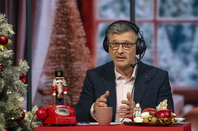 Kárász Róbert, a Duna Médiaszolgáltató Nonprofit Zrt. kreatívigazgatója a Duna Adventi hívás című műsorában, az MTVA óbudai 3-as stúdiójában, 2023. december 23-án – Fotó: Szigetváry Zsolt / MTI