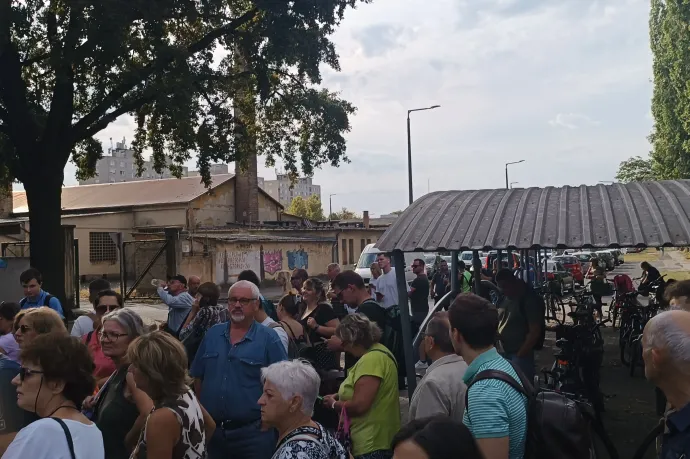 Gázolt a vonat Cegléden, Nagykőrösig csak pótlóbusszal utazhatnak azok, akik vonattal akartak