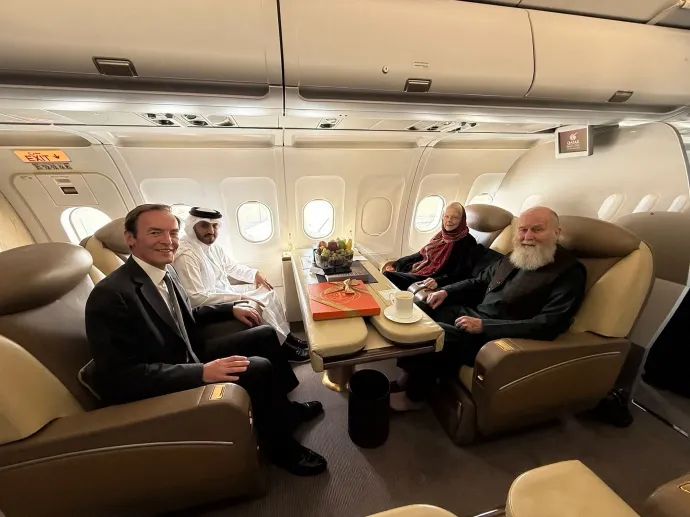 Fotó: Richard Lindsay, Nagy-Britannia afganisztáni különmegbízottja és egy katari diplomáciai tisztviselő a brit Barbie és Peter Reynolds házaspárral, amint egy katari repülőgép fedélzetén készülnek Kabulból Dohába – Fotó: Katar Külügyminisztériuma / AFP
