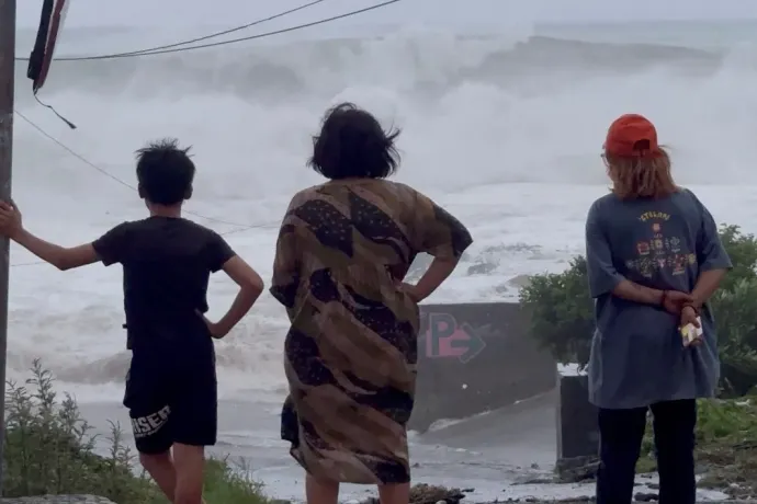 Tajvanon pusztít az év eddigi legdurvább vihara, ami miatt még egy tó is átszakította a gátját