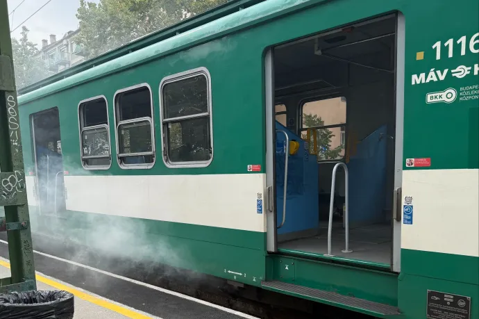 Magától kezdett fékezni a szentendrei HÉV egyik kocsija, ezért füstölhetett a MÁV szerint