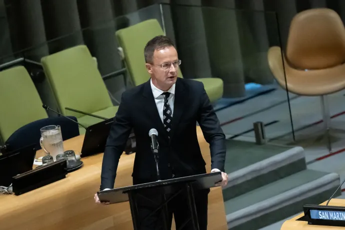 Szijjártó Péter Pakson és az akkugyárakon át mutatta be, mennyire jó a globalizáció