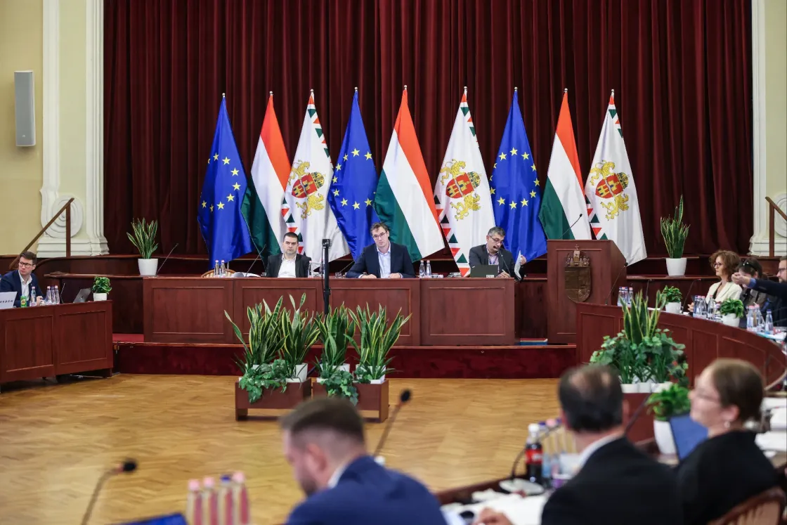 „A Fidesz bedönti a várost, mindent feláldoznak 2026 oltárán” – visszatért a szünetről a Fővárosi Közgyűlés