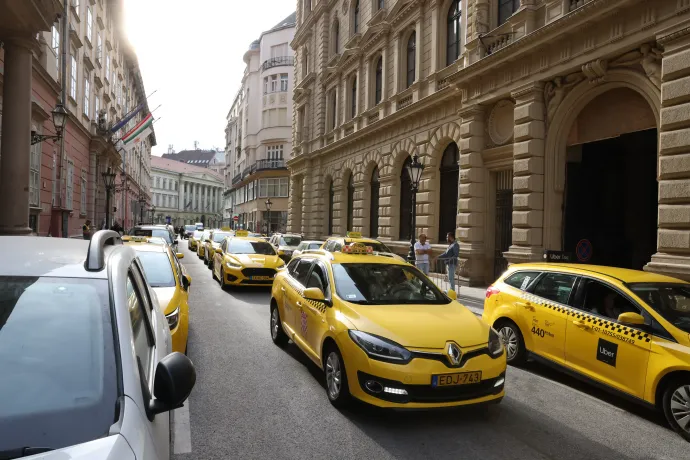 Taxisok araszolnak a Városháza utcában a Városháza előtt – Fotó: Melegh Noémi Napsugár / Telex