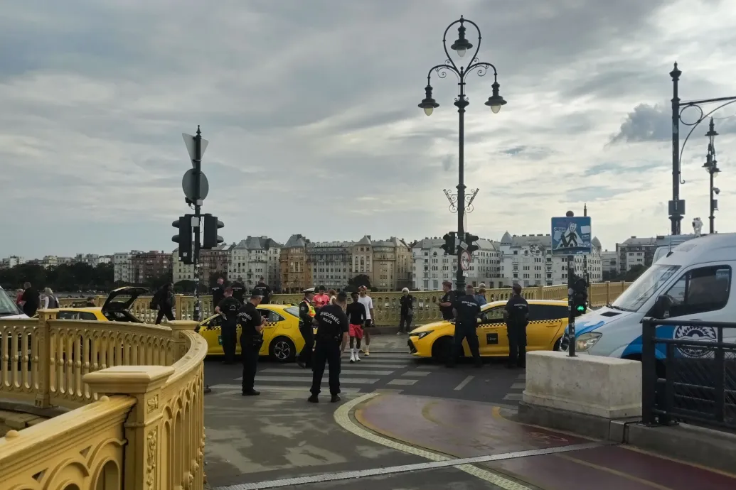 Araszoló taxisok fogják a közlekedést a Margit hídon, a rendőrség is beavatkozik