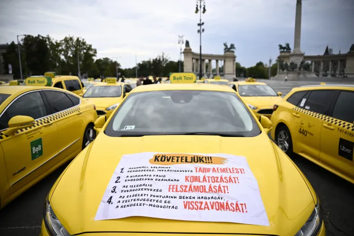A fővárosi taxirendelet tervezett módosítása ellen tiltakozó taxis demonstráció résztvevői a Hősök terén 2025. szeptember 24-én – Fotó: Bodnár Boglárka / MTI