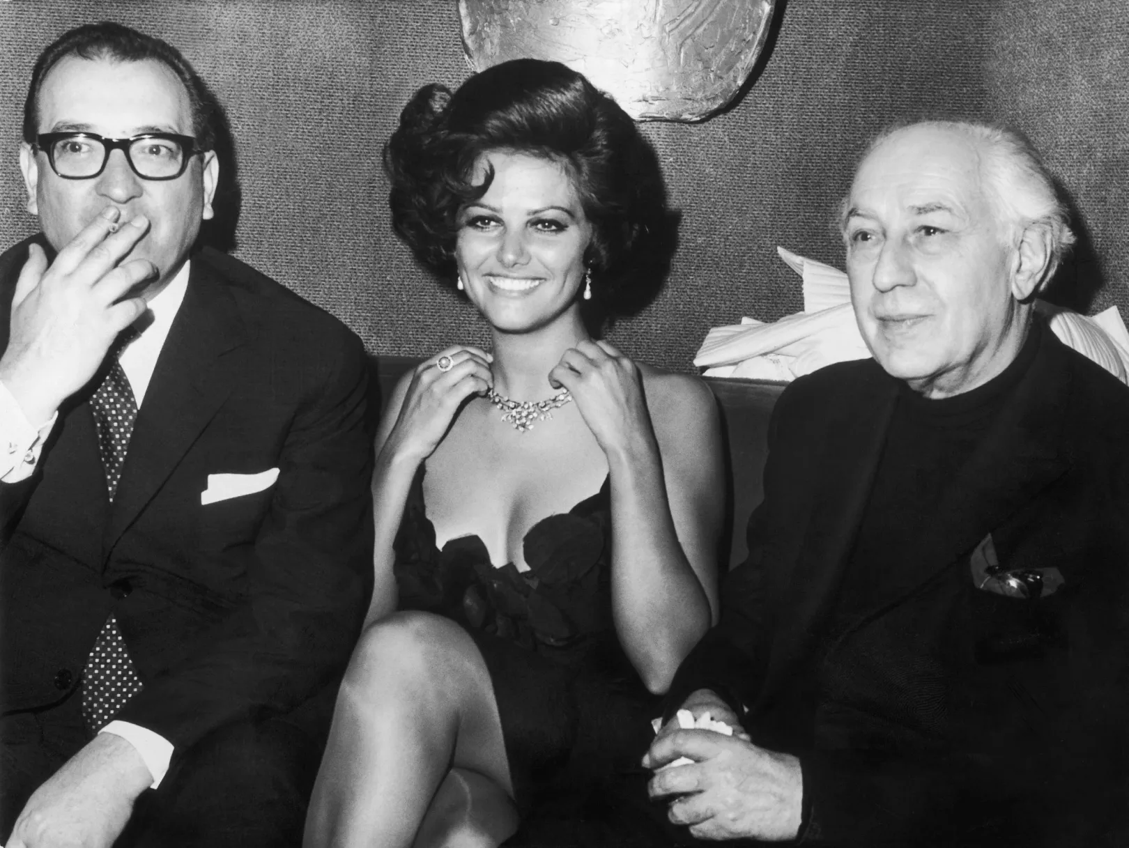 Claudia Cardinale és Abel Gance rendező (jobbra) sajtótájékoztatót tartanak az Austerlitz című filmről, 1960-ban, Franciaországban – Fotó: Keystone-France / Gamma-Rapho / Getty Images