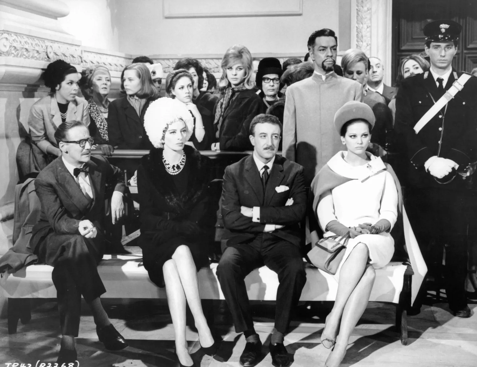  Peter Sellersszel (Cardinalétól balra) a Rózsaszín párduc című film egyik jelenetében 1963-ban – Fotó: United Artists / Getty Images