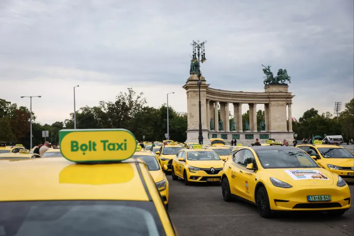 A Hősök terén várják a taxisok, hogyan döntenek róluk, és ha kell, mennek tovább