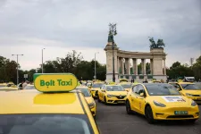 A Hősök terén várják a taxisok, hogyan döntenek róluk, és ha kell, mennek tovább