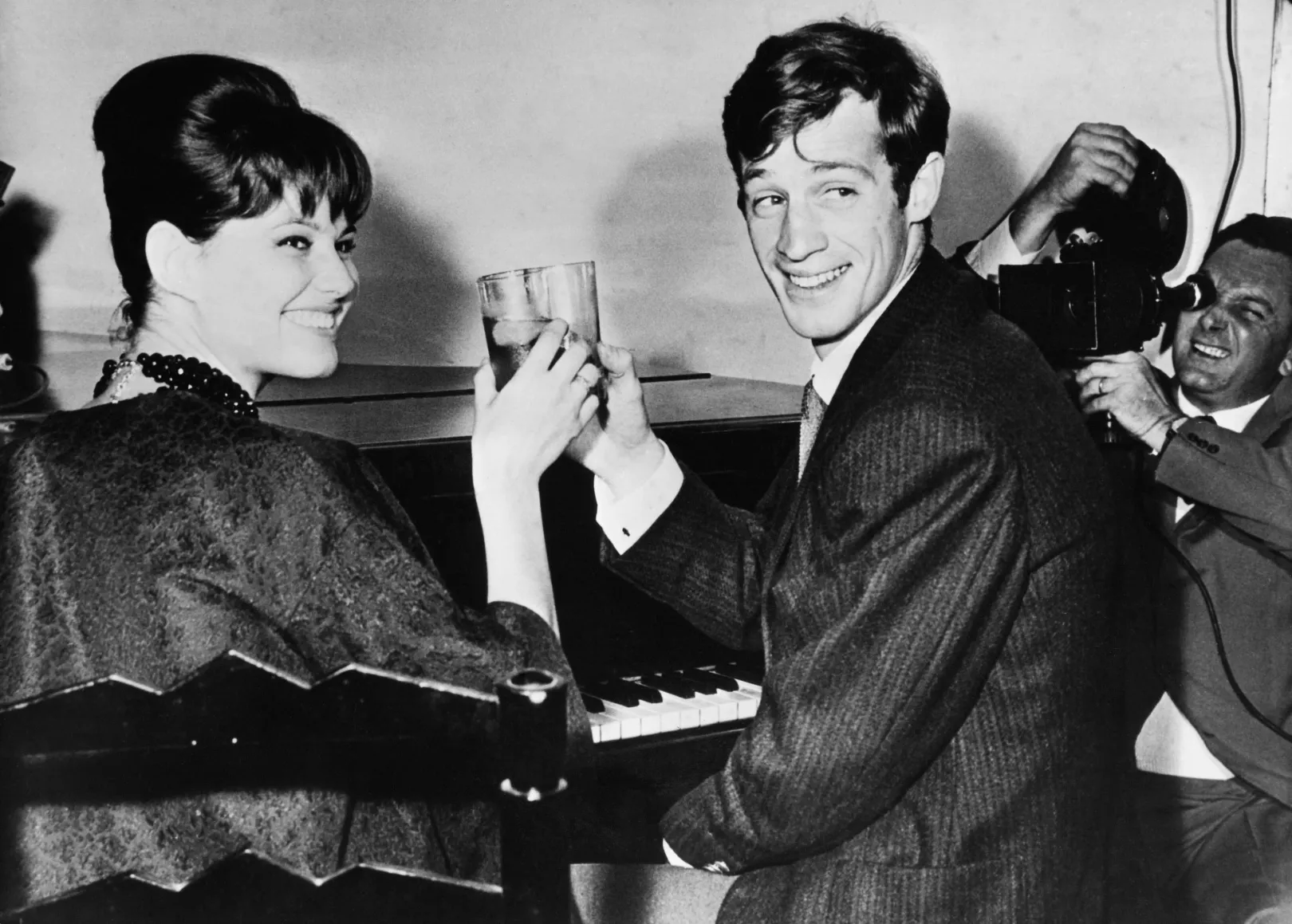 Jean-Paul Belmondo és Claudia Cardinale egy koktélpartin Rómában, 1960 novemberében – Fotó: Gamma-Keystone / Getty Images